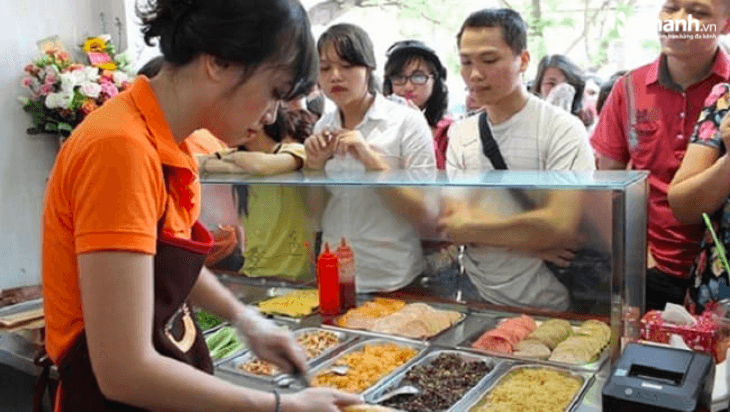 Kinh doanh cơm văn phòng là một lựa chọn tiềm năng vì nhu cầu đặt cơm trưa của dân văn phòng rất cao