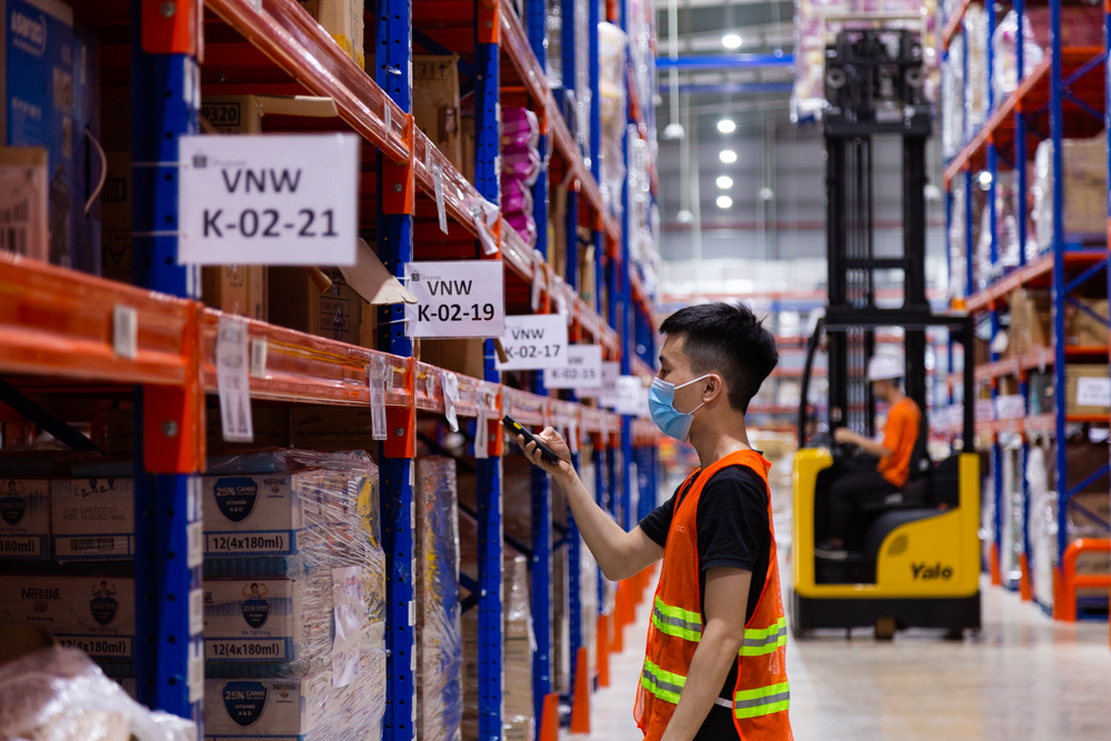 Fulfillment center (hay còn gọi là trung tâm phân phối) là cơ sở hạ tầng hỗ trợ thương mại điện tử